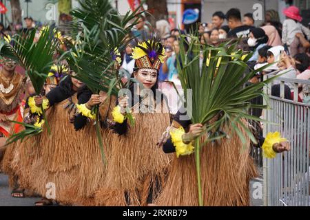 Pangkur-Sagu-Tanz aus papua am BEN-Karneval. Dieser Tanz zeigt die Aktivitäten der Papuaner, die sich auf die Sagoernte vorbereiten Stockfoto