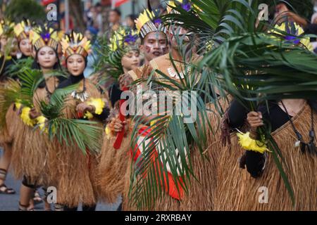 Pangkur-Sagu-Tanz aus papua am BEN-Karneval. Dieser Tanz zeigt die Aktivitäten der Papuaner, die sich auf die Sagoernte vorbereiten Stockfoto