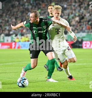 Münster, Deutschland. September 2023 26. Simon Scherder (L) von Preussen Münster bestreitet mit Frans Kratzig von Bayern München beim DFB-Spiel zwischen Preussen Münster und Bayern München in Münster, 26. September 2023. Quelle: Ulrich Hufnagel/Xinhua/Alamy Live News Stockfoto