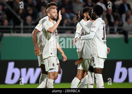 Münster, Deutschland. September 2023 26. Konrad Laimer (L, Front) von Bayern München feiert nach einem Treffer während des DFB-Fußballspiels zwischen Preussen Münster und Bayern München in Münster, 26. September 2023. Quelle: Ulrich Hufnagel/Xinhua/Alamy Live News Stockfoto