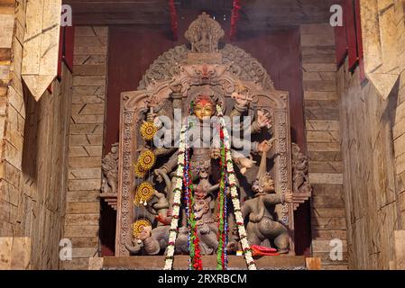 Idol der Göttin Devi Durga bei einem dekorierten Puja-Pandal in Kalkutta, Westbengalen, Indien. Stockfoto