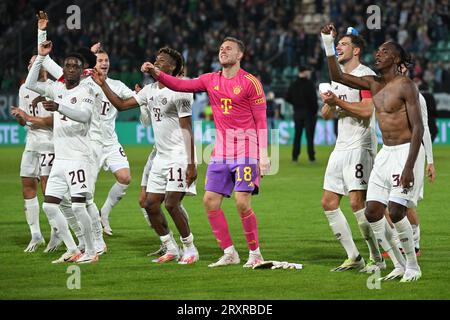 Münster, Deutschland. September 2023 26. Spieler von Bayern München begrüßen die Zuschauer nach dem Gewinn des DFB-Fußballspiels zwischen Preussen Münster und Bayern München in Münster, 26. September 2023. Quelle: Ulrich Hufnagel/Xinhua/Alamy Live News Stockfoto