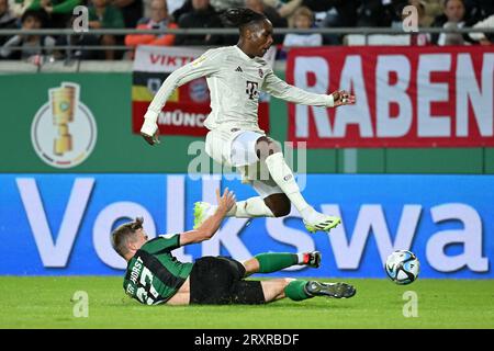 Münster, Deutschland. September 2023 26. Mathys Tel (TOP) von Bayern München bricht während des DFB-Fußballspiels zwischen Preussen Münster und Bayern München in Münster, Deutschland, am 26. September 2023 durch. Quelle: Ulrich Hufnagel/Xinhua/Alamy Live News Stockfoto