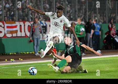 Münster, Deutschland. September 2023 26. Benjamin Bockle (R) von Preussen Münster schlägt sich mit Kingsley Coman von Bayern München während des DFB-Fußballspiels zwischen Preussen Münster und Bayern München in Münster, 26. September 2023. Quelle: Ulrich Hufnagel/Xinhua/Alamy Live News Stockfoto