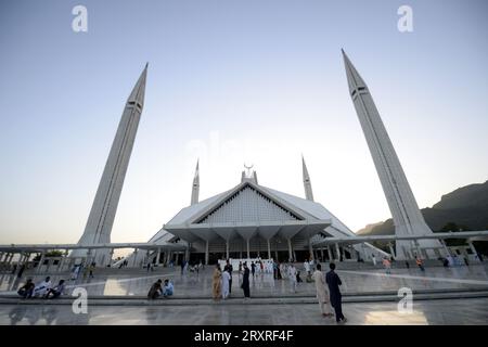 Islamabad, Pakistan. September 2023 26. Touristen besuchen die Faisal-Moschee in Islamabad, der Hauptstadt Pakistans, am 26. September 2023. Quelle: Ahmad Kamal/Xinhua/Alamy Live News Stockfoto