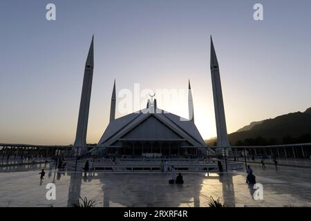 Islamabad, Pakistan. September 2023 26. Touristen besuchen die Faisal-Moschee in Islamabad, der Hauptstadt Pakistans, am 26. September 2023. Quelle: Ahmad Kamal/Xinhua/Alamy Live News Stockfoto