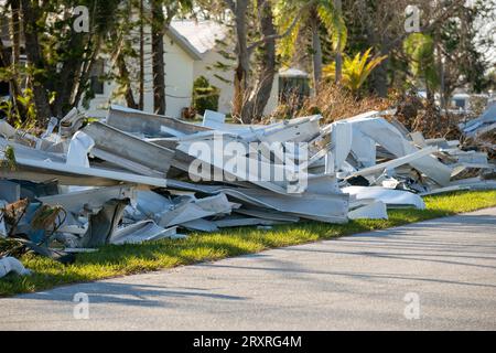 Metallschrott am Straßenrand, der durch Hurrikans schwer beschädigte Häuser in Florida Wohngebieten verursacht wurde. Die Folgen der Naturkatastrophe Stockfoto