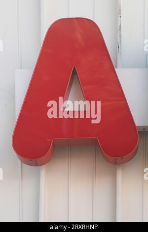 Der alte abgenutzte Buchstabe A zeigt sein Alter, sein Muster, seine Linien und seine auffällige Aufmerksamkeit. Mit diesem einzigen Brief ist Folgendes zu beachten: Stockfoto