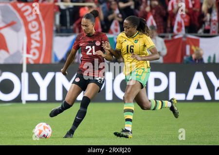 Toronto, Ontario, Kanada. September 2023 26. Jade Rose #21(L) und Paige Bailey-Gayle #16 (R) in Aktion während der CONCACAF Women's Championship 2024 Olympische Qualifikation zwischen Kanada und Jamaika auf dem BMO-Feld in Toronto. Das Spiel endete 2-1 für Kanada und schickte es an die Olympischen Spiele 2024 in Paris (Foto: © Angel Marchini/ZUMA Press Wire) NUR REDAKTIONELLE VERWENDUNG! Nicht für kommerzielle ZWECKE! Stockfoto