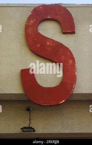 Der alte abgenutzte Buchstabe S zeigt sein Alter, sein Muster, seine Linien und seine auffällige Aufmerksamkeit. Mit diesem einzigen Brief ist Folgendes zu beachten: Stockfoto