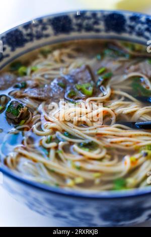 Chinesische Nudelsuppe. Ramen-Nudeln nach asiatischer Art mit Rindfleisch und Brühe. Chinesische asiatische Küche. Hochwertige Fotos Stockfoto