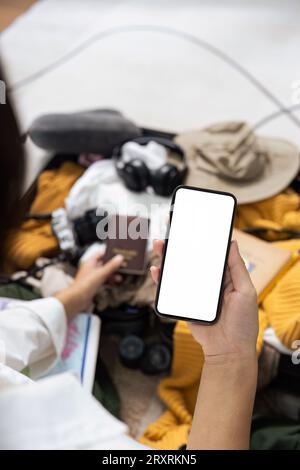 Mockup-Mobiltelefon mit weißem Bildschirm, Gepäck im Hintergrund Stockfoto