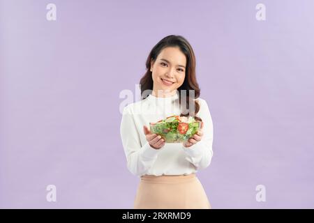 Wunderschöner junger asiatischer Salat mit großem Lächeln und fröhlichem strahlendem Gesicht Stockfoto