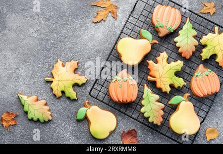 Bunte herbstliche hausgemachte Kekse auf dunklem Hintergrund. Stockfoto