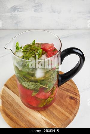 Erfrischendes Sommergetränk aus Wassermelone, Minze und Eis in Karaffe. Stockfoto