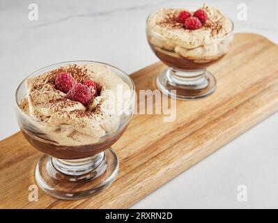 Schokoladencreme mit Whiskey- und Kaffeearoma, mit Whiskey- und Kaffeebesahne. Stockfoto