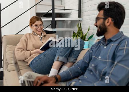 Junges Paar, das Freizeit zu Hause im Internet verbringt Stockfoto