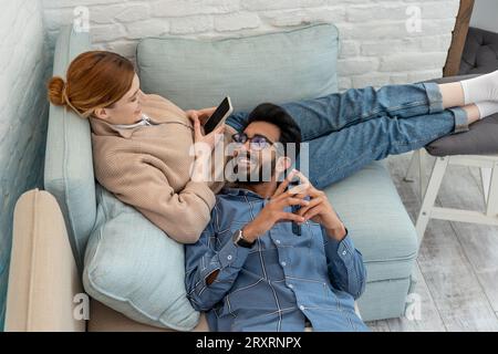 Glückliches Paar, das Zeit zu Hause verbringt und zufrieden aussieht Stockfoto