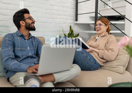 Junges Paar, das Freizeit zu Hause im Internet verbringt Stockfoto