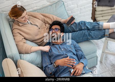 Glückliches Paar, das Zeit zu Hause verbringt und zufrieden aussieht Stockfoto