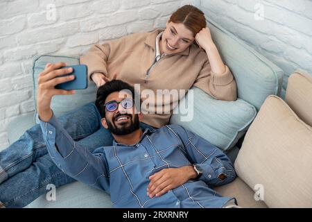 Glückliches Paar, das Zeit zu Hause verbringt und zufrieden aussieht Stockfoto