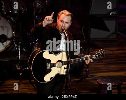 Nashville, USA. September 2023 26. ERNEST auf der Bühne bei den Nashville Songwriter Awards 2023 im Ryman Auditorium am 26. September 2023 in Nashville, TN. © Tammie Arroyo/AFF-USA.com Credit: AFF/Alamy Live News Stockfoto