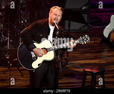 Nashville, USA. September 2023 26. ERNEST auf der Bühne bei den Nashville Songwriter Awards 2023 im Ryman Auditorium am 26. September 2023 in Nashville, TN. © Tammie Arroyo/AFF-USA.com Credit: AFF/Alamy Live News Stockfoto