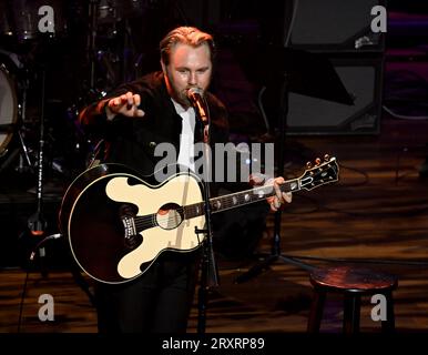 Nashville, USA. September 2023 26. ERNEST auf der Bühne bei den Nashville Songwriter Awards 2023 im Ryman Auditorium am 26. September 2023 in Nashville, TN. © Tammie Arroyo/AFF-USA.com Credit: AFF/Alamy Live News Stockfoto