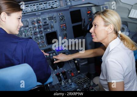 Pilotenausbildung im Simulatorcockpit Stockfoto