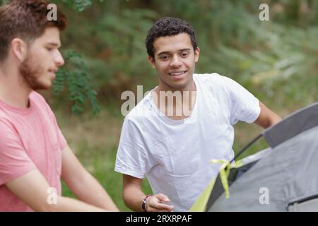 Freunde im Camp neben den Bergen Stockfoto