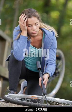 Frustrierte Frau, die es aufpumpt Stockfoto