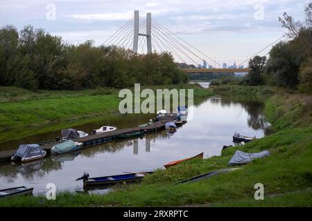 Blick über einen Nebenarm der Flüsse Weichsel auf Warschau./Blick über einen Zweig der Weichsel nach Warschau. Schnappschuss-Fotografie/K.M.Krause *** Blick über einen Zweig der Weichsel nach Warschau Schnappschuss-Fotografie K M Krause Credit: Imago/Alamy Live News Stockfoto