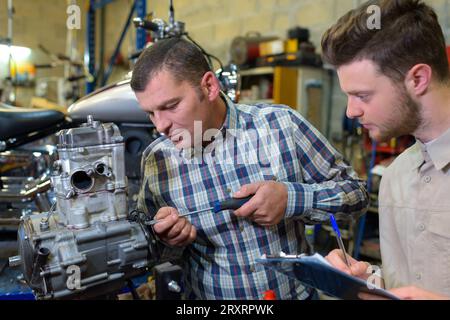 Porträt von zwei Arbeiter, die moderne Ausrüstung Stockfoto