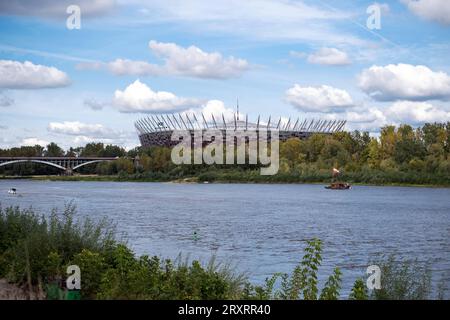 Blick über den Fluß Weichsel auf das Stadion PGE Narodowy in Warschau./Blick über die Weichsel bis zum PGE Narodowy Stadion in Warschau. Schnappschuss-Fotografie/K.M.Krause *** Blick über die Weichsel zum PGE Narodowy Stadion in Warschau Schnappschuss-Fotografie K M Krause Credit: Imago/Alamy Live News Stockfoto