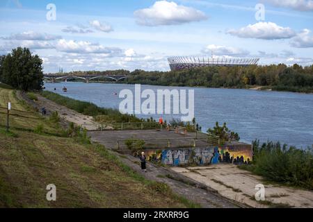 Blick über den Fluß Weichsel auf das Stadion PGE Narodowy in Warschau./Blick über die Weichsel bis zum PGE Narodowy Stadion in Warschau. Schnappschuss-Fotografie/K.M.Krause *** Blick über die Weichsel zum PGE Narodowy Stadion in Warschau Schnappschuss-Fotografie K M Krause Credit: Imago/Alamy Live News Stockfoto