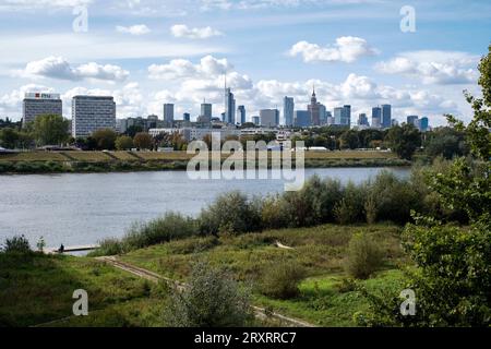 Blick über den Fluß Weichsel auf Warschau./Blick über die Weichsel nach Warschau. Schnappschuss-Fotografie/K.M.Krause *** Blick über die Weichsel bis Warschau Schnappschuss-Fotografie K M Krause Credit: Imago/Alamy Live News Stockfoto