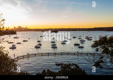 Der Redleaf Pool ist von kleinen Fischerbooten und Segelbooten umgeben. Auch bekannt als Murray Rose Pool, Double Bay, Sydney, Australien. Stockfoto