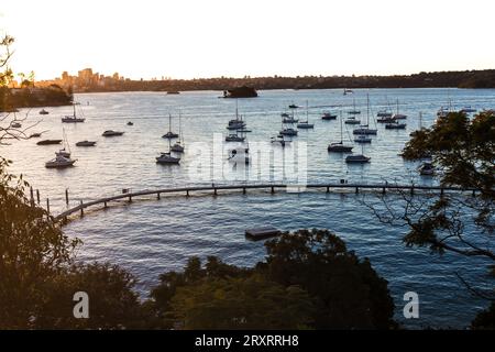 Der Redleaf Pool ist von kleinen Fischerbooten und Segelbooten umgeben. Auch bekannt als Murray Rose Pool, Double Bay, Sydney, Australien. Stockfoto