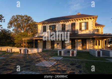 Am späten Nachmittag fällt Licht auf das Woollahra Municipal Council Building, Double Bay, Sydney, Australien. Stockfoto