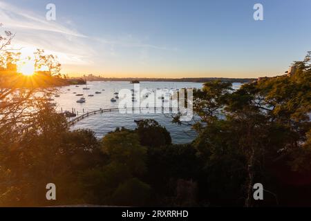 Der Redleaf Pool ist von kleinen Fischerbooten und Segelbooten umgeben. Auch bekannt als Murray Rose Pool, Double Bay, Sydney, Australien. Stockfoto