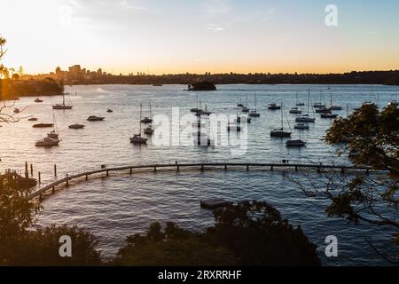 Der Redleaf Pool ist von kleinen Fischerbooten und Segelbooten umgeben. Auch bekannt als Murray Rose Pool, Double Bay, Sydney, Australien. Stockfoto