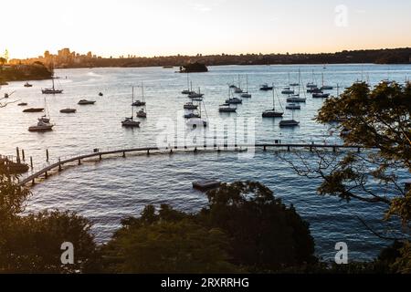 Der Redleaf Pool ist von kleinen Fischerbooten und Segelbooten umgeben. Auch bekannt als Murray Rose Pool, Double Bay, Sydney, Australien. Stockfoto