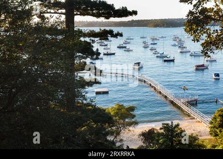 Der Redleaf Pool ist von kleinen Fischerbooten und Segelbooten umgeben. Auch bekannt als Murray Rose Pool, Double Bay, Sydney, Australien. Stockfoto