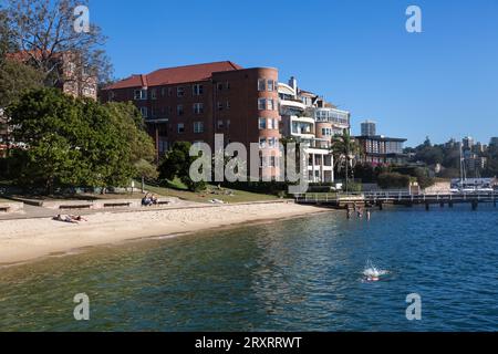 Apartments und Häuser mit Blick auf den Redleaf Pool, auch bekannt als Murray Rose Pool, Double Bay, Sydney, Australien. Stockfoto