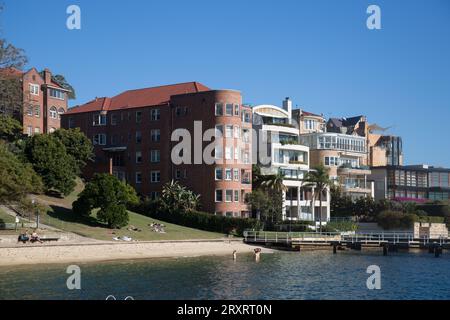 Apartments und Häuser mit Blick auf den Redleaf Pool, auch bekannt als Murray Rose Pool, Double Bay, Sydney, Australien. Stockfoto