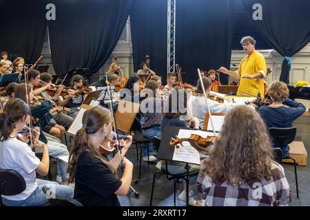 Das Dresdner Jugendsinfonie-Orchester des Heinrich-Schütz-Konservatoriums unter musikalischer Leitung von Prof. Milko Kersten probt mit Sängerin Kathy Kelly und der Rockband Silly für die HOPE-Gala, die am 28.10.23 in Dresden stattfindet. *** Das Dresdner Jugend-Sinfonieorchester des Heinrich-Schütz-Konservatoriums unter der musikalischen Leitung von Prof. Milko Kersten probt mit Sängerin Kathy Kelly und der Rockband Silly for the HOPE Gala, die am 28 10 23 in Dresden stattfindet. Bildnachweis: Imago/Alamy Live News Stockfoto