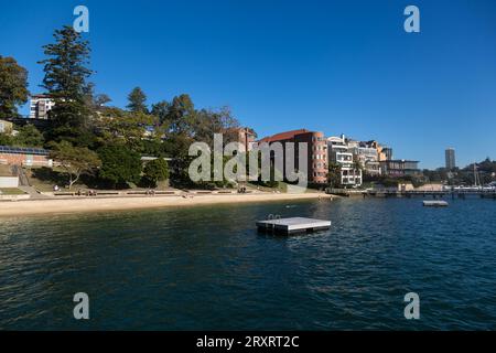 Apartments und Häuser mit Blick auf den Redleaf Pool, auch bekannt als Murray Rose Pool, Double Bay, Sydney, Australien. Stockfoto