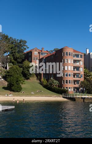 Apartments und Häuser mit Blick auf den Redleaf Pool, auch bekannt als Murray Rose Pool, Double Bay, Sydney, Australien. Stockfoto