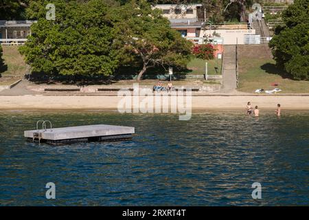 Apartments und Häuser mit Blick auf den Redleaf Pool, auch bekannt als Murray Rose Pool, Double Bay, Sydney, Australien. Stockfoto