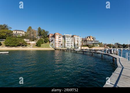 Apartments und Häuser mit Blick auf den Redleaf Pool, auch bekannt als Murray Rose Pool, Double Bay, Sydney, Australien. Stockfoto